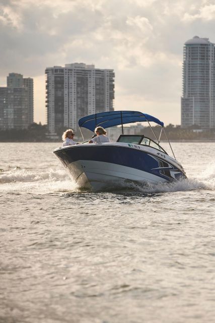 1 hour Miami Private Boat Ride with champagne and captain - The captain experience: what you’ll notice right away
