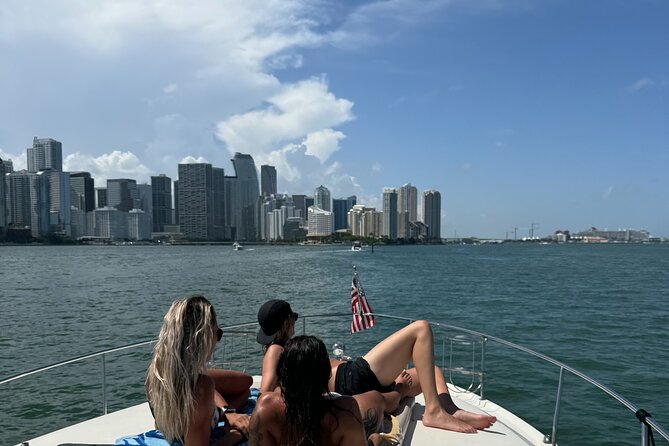 2 Hour Serenity and Scenery Yacht Cruise Miami - What You’ll See: Bayside Marketplace, Port of Miami, and Star Island