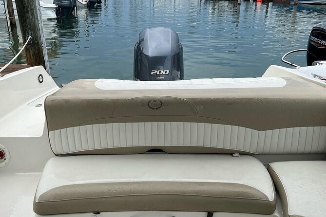 24 Ft Miami Bay: Private Boat, Gas Included , 6 people, Captained - It’s private, but you still use the captain right: freedom with structure