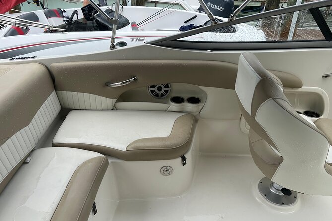 24 Ft Miami Bay: Private Boat, Gas Included , 6 people, Captained - Music, drinks, and small comfort wins that add up