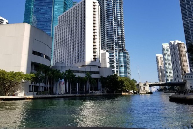 24 Ft Miami Bay: Private Boat, Gas Included , 6 people, Captained - Rules and weather: how to keep your day on track