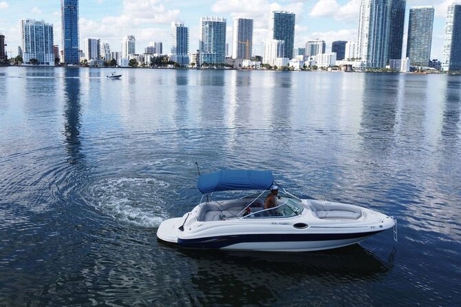 26 Ft Boat, Miami Bay Tour for 2 or 4 hours. 10 people - Your 26-ft Miami Bay cruise: what it really feels like