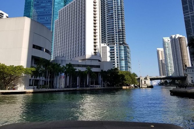 26 Ft Boat, Miami Bay Tour for 2 or 4 hours. 10 people - What’s included onboard (and what you should bring)