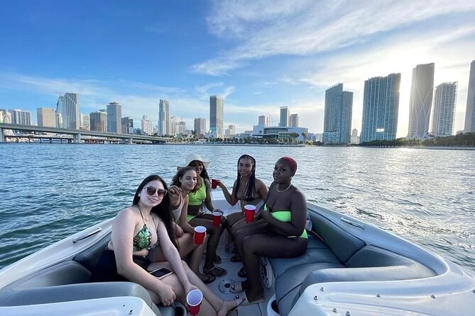 26 Ft Boat, Miami Bay Tour for 2 or 4 hours. 10 people - Meeting point and timing: what to expect before you even leave