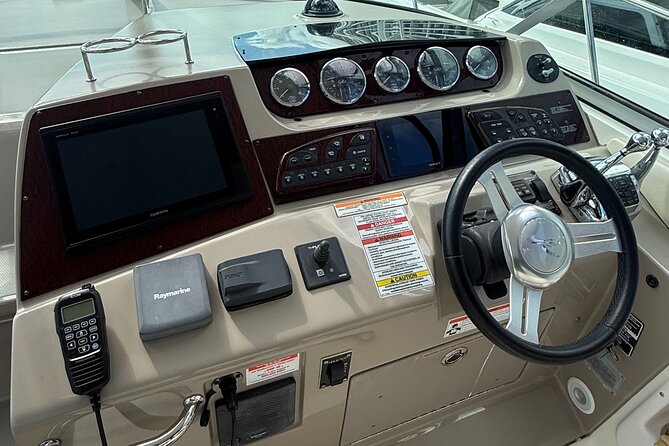 37 Ft Yacht Yacht for 2 or 4 hours, Bluetooth, In the Miami Bay - Captains matter: how the crew shapes your experience