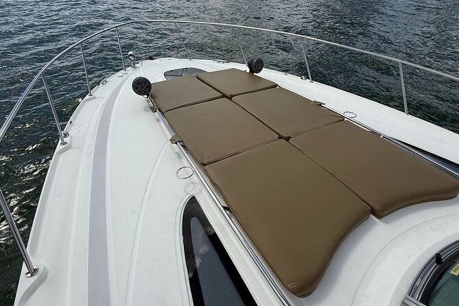 37 Ft Yacht Yacht for 2 or 4 hours, Bluetooth, In the Miami Bay - Water toys and island-hopping: where the cruise turns fun