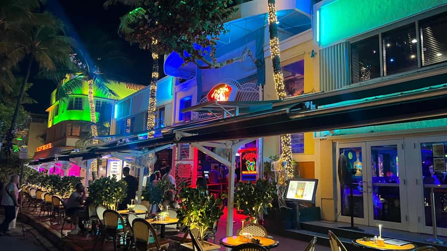 Mango's Miami: Salsa Lessons, Mojitos, Bites & Live Music - Instructors and social dancing: how the room helps you find your feet