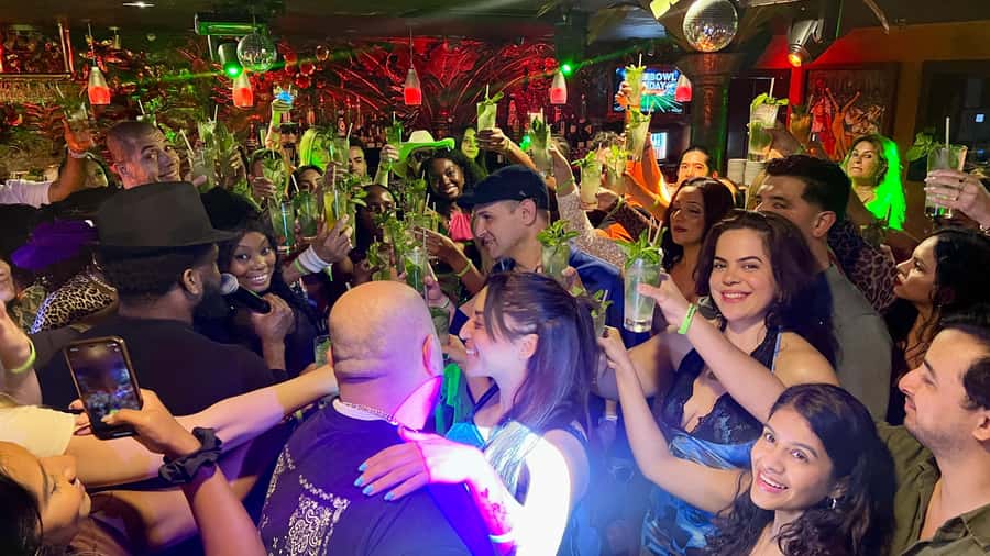 Mango's Miami: Salsa Lessons, Mojitos, Bites & Live Music - Your schedule from 7:30 to 10:00: dinner, bachata, mojito, then salsa