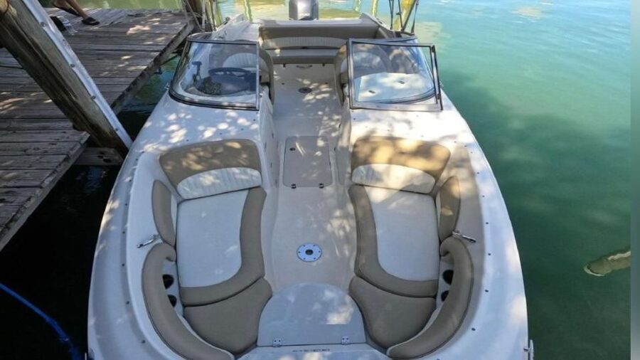 Miami: 24-Foot Private Boat for up to 8 People - The Stingray 24 Setup: Space for Up to 8