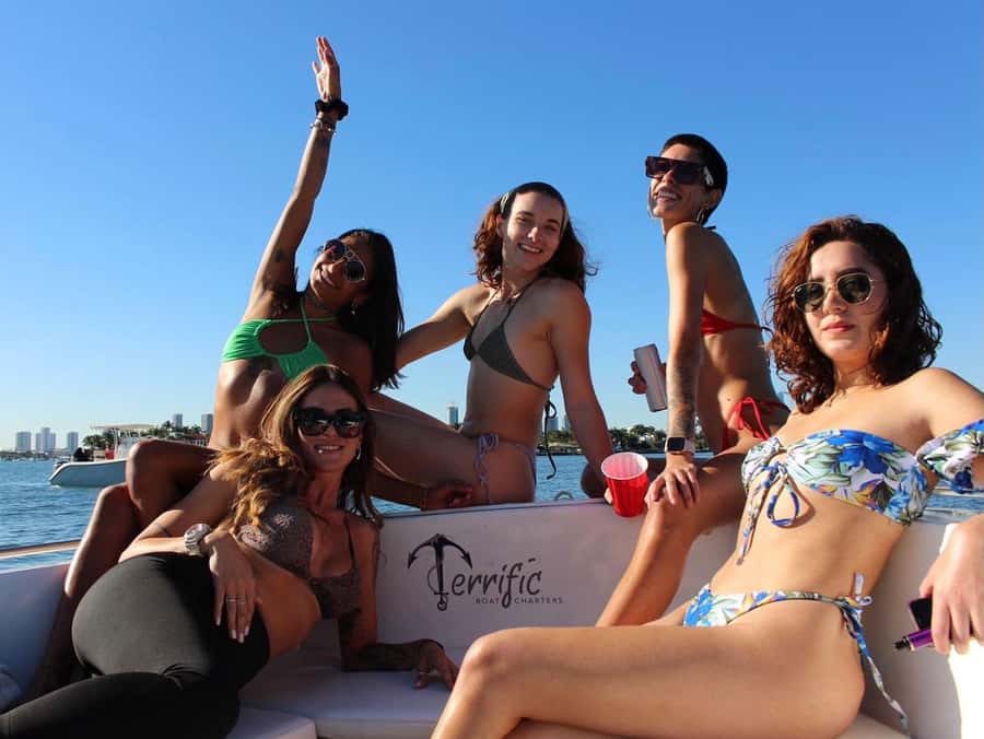 Miami: 4-Hour Island Hopping Boat Trip with Water Toys - Meeting at the Fontainebleau Marina: easy to find, easy to start