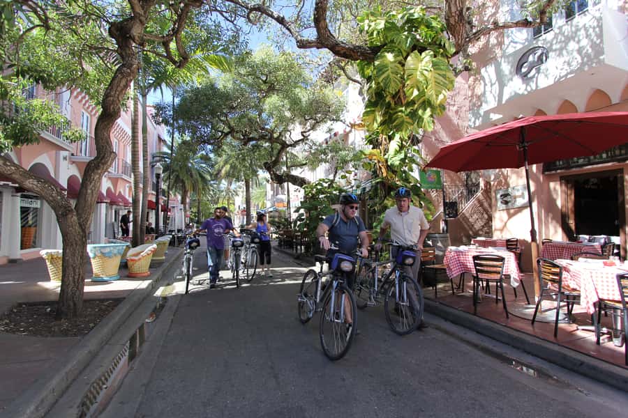 Miami: Bike Rental - Why the Art Deco-to-Lummus Park Promenade Loop Works Best by Bike
