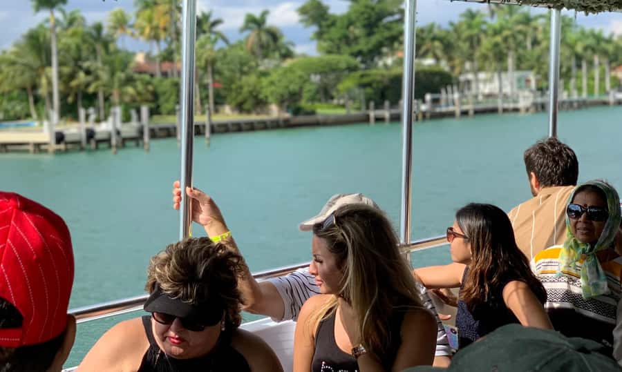 Miami: Biscayne Bay Millionaire's Row Boat Tour - South Beach skyline views from the water