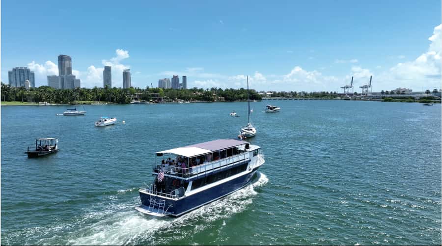 Miami: Biscayne Bay Millionaire's Row Boat Tour - Bar, snacks, and the small comforts that keep it easy