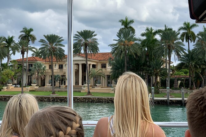 Miami Biscayne Bay rich and famous Sightseeing Boat Tour - Crowd level and seating: the difference between enjoying and squinting