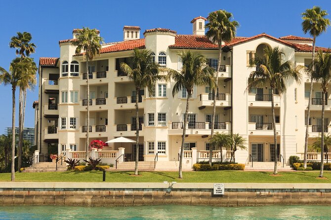 Miami Boat Tour - Celebrity Homes & Millionaire Mansions - Checking in at Bayside Marketplace and finding the right dock