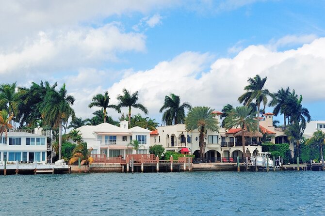 Miami Boat Tour - Celebrity Homes & Millionaire Mansions - The watch-outs: crowding, standing, and onboard pressure