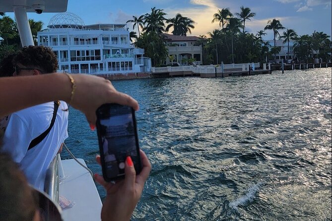 Miami Boat Tour of Celebrity Homes & Miami River Skyline 360 View - Entering the route: why Bayside Marketplace makes sense
