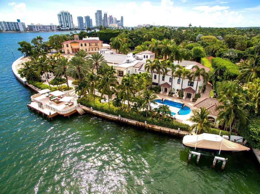 Miami: Celebrity Homes Boat Tour with Guide - From Bayside Marketplace to Biscayne Bay: the vibe on this 90-minute cruise