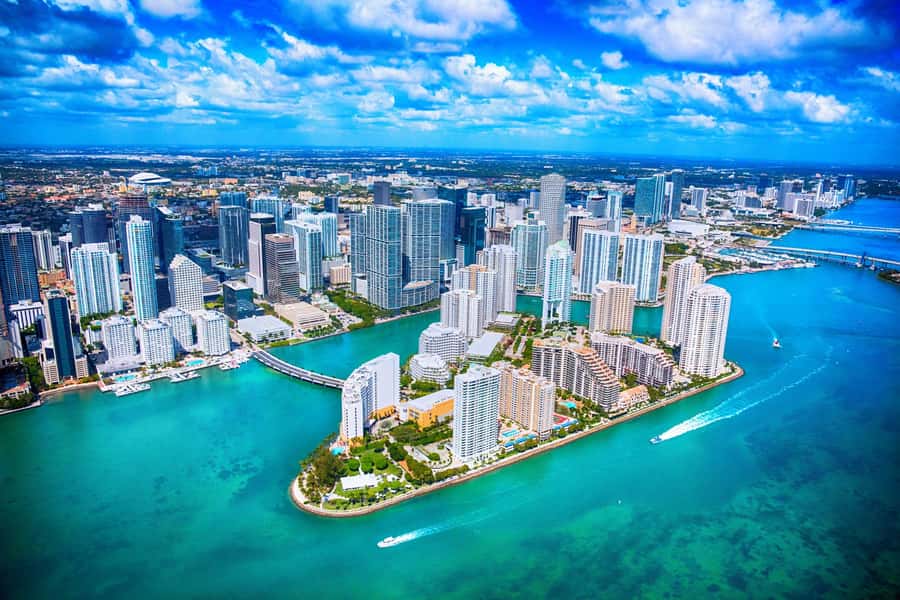 Miami: Celebrity Homes Boat Tour with Guide - Choosing the deck: top for photos, lower for comfort