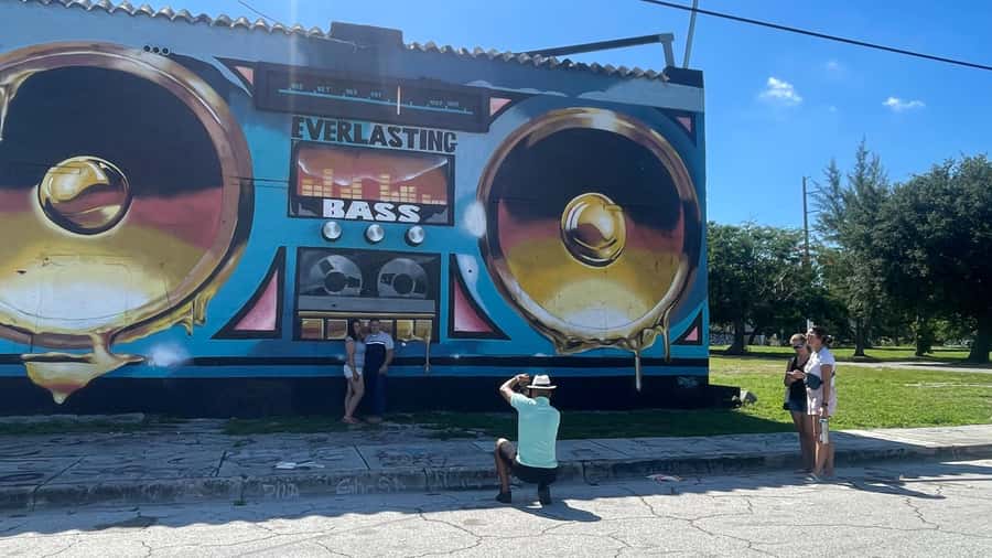 Miami: City Sightseeing and millionaire row boat tour - Coconut Grove and the Reset Between Neighborhoods