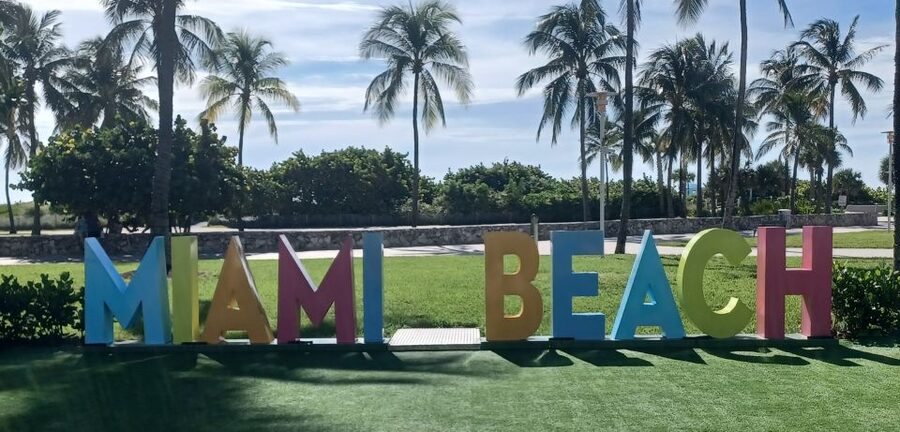 Miami: City Tour & Cruise of Biscayne Bay - Casa Casuarina and 728 Ocean Drive: two pop-culture photo magnets