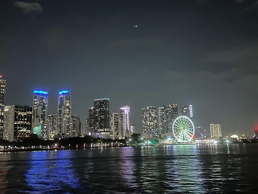 Miami Evening Boat Past Millionaire Homes on Water Taxi - Bayside Marketplace to the Dock: How to Board Without Stress