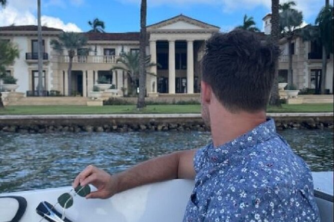 Miami Express Private Boat a 1- Hour Luxury Experience - Music, Drinks, and Safety: Small details that feel like luxury