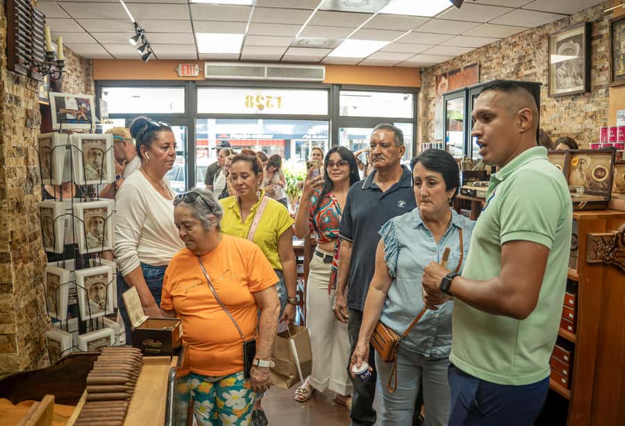 Miami: highlights Walking & Sightseeing tour - Little Havana: Cuban coffee, cigar rolling, domino energy, and shopping time