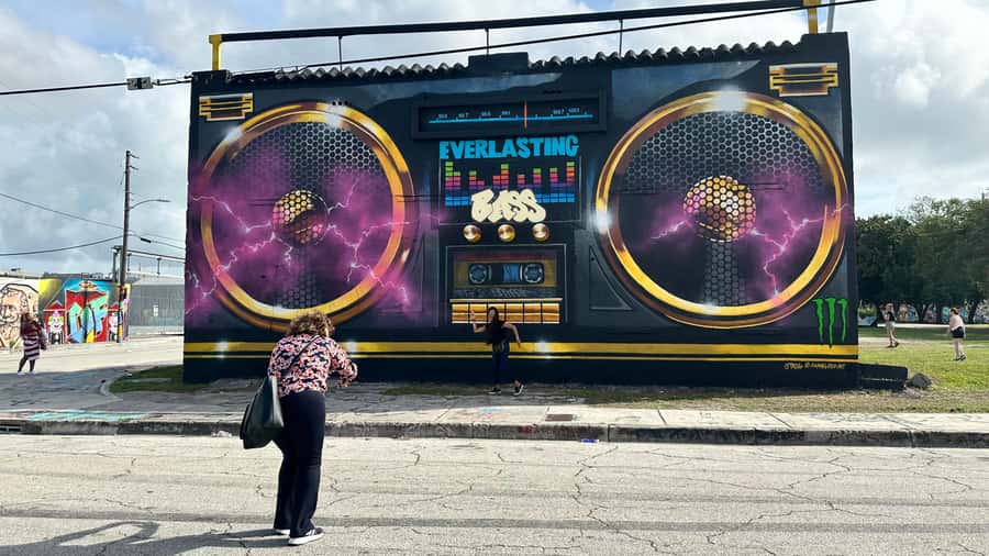 Miami: highlights Walking & Sightseeing tour - The guide matters: bilingual storytelling in English and Spanish