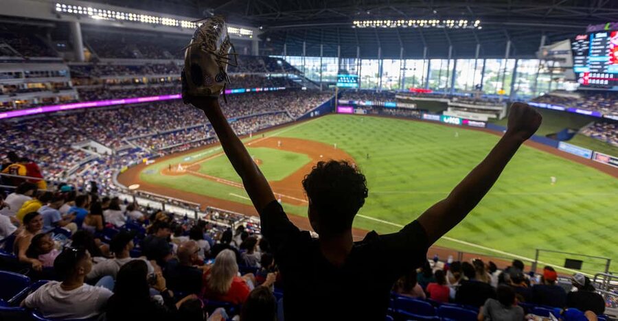 Miami Marlins Baseball Game Ticket at LoanDepot Park - Ticket entry in real life: mobile access and gate timing