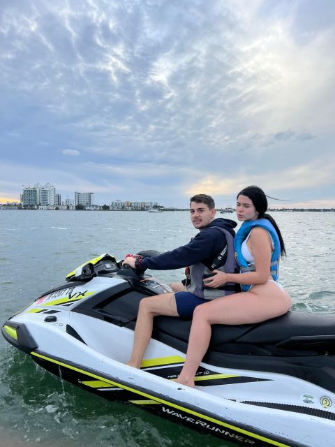 Miami: Miami Beach Jetski Ride with Boat and Drinks - Speedboat return and the mansion hunt cruise