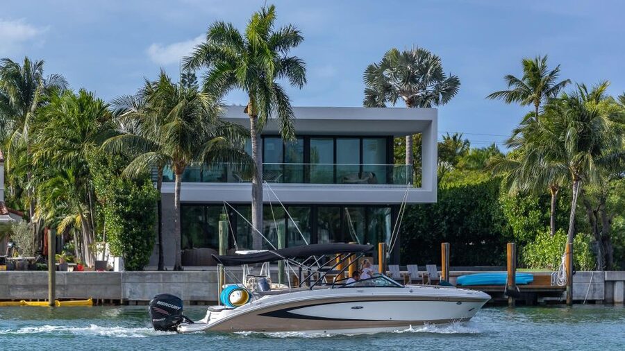 Miami: Miami Skyline Vintage Yacht Cruise, - Drinks and the Pace: A Relaxed 90 Minutes