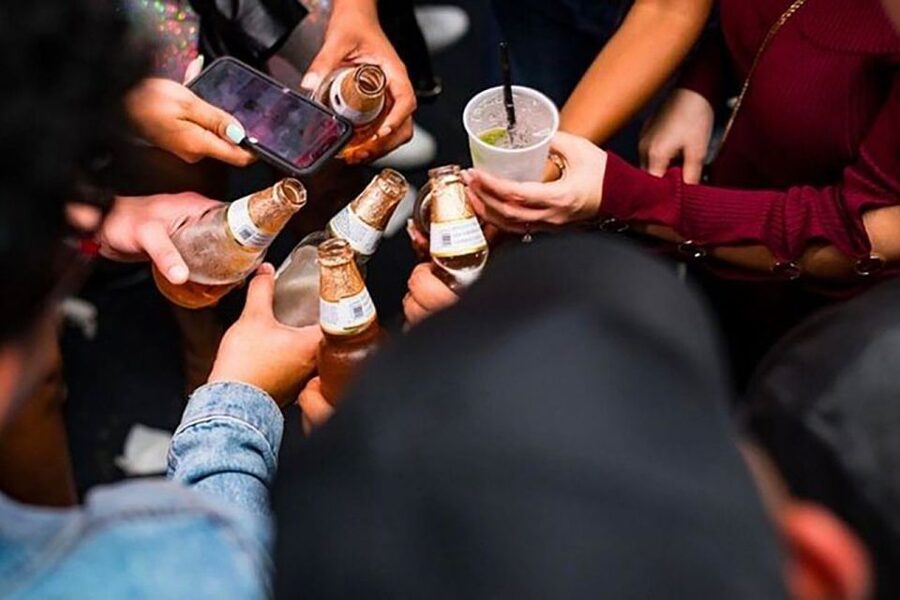 Miami: Party Bus, Club Entry, and Open Bar Night Experience - Dress code and footwear: the easiest way to protect your night