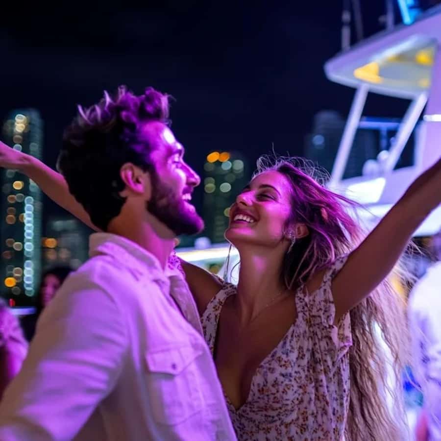 Miami: Party Yacht Cruise with Open Bar and DJ - Price and value: does $100 buy a party or a compromise?