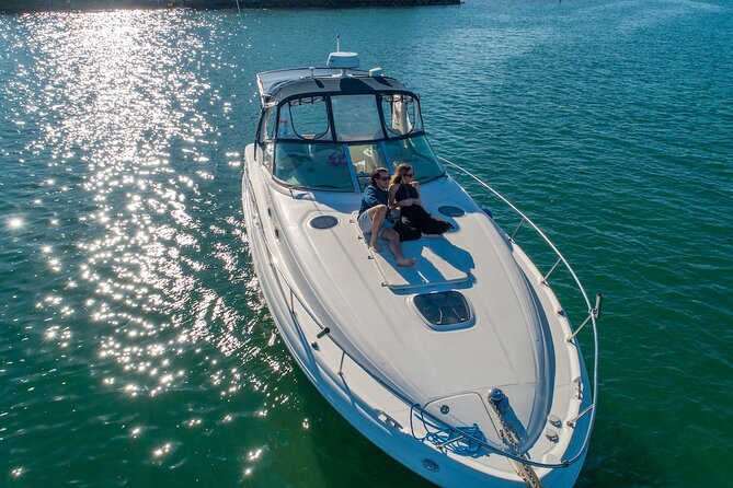 Miami Private Yacht Rental 2 to 4 hours for 12 people - Space and group size: planning for a smooth hang