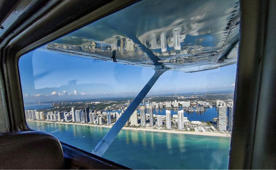 Miami: Romantic 1-Hour Private Flight Tour with Champagne - Champagne toast: romantic mood without the alcohol