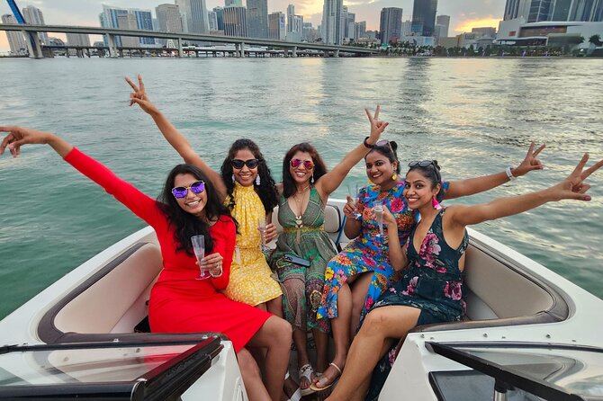 Miami Shared Boat tour, 2 hours on a 24 ft boat. 6 people total. - Miami Bay in a 24-ft boat: the real “private” feeling