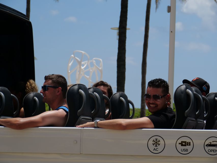 Miami Sightseeing Tour in a Convertible Bus (French) - Miami Design District: switching from art walls to luxury streets