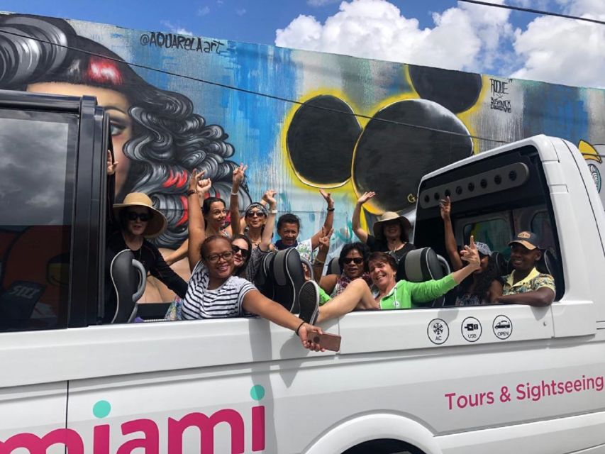 Miami Sightseeing Tour in a Convertible Bus (French) - Miami Beach Architectural District: spotting the details while you move