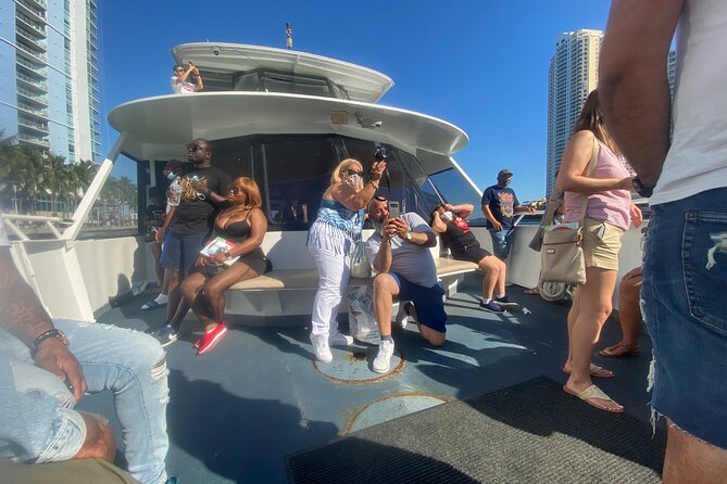 Miami Skyline: Happy Hour Cruise Music & Cash Bar - Why This Sunset Cruise Works So Well