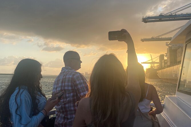 Miami Sunset Biscayne Bay and South Beach Cruise - Drinks on board: how the cash bar fits into your evening