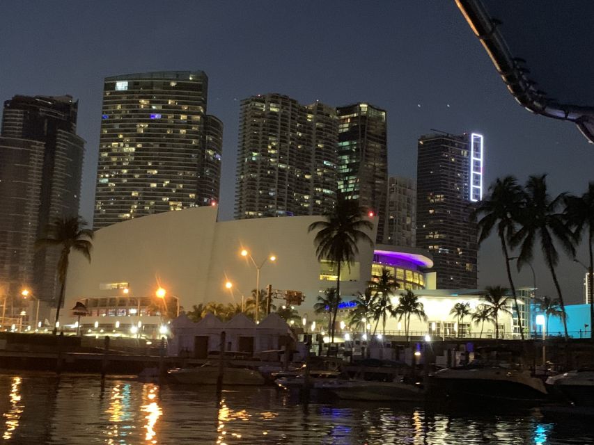 Miami: Sunset Cruise with Celebrity Homes & Open Bar - Meeting at Bayside Marketplace: The Red Umbrella Wayfinding Trick