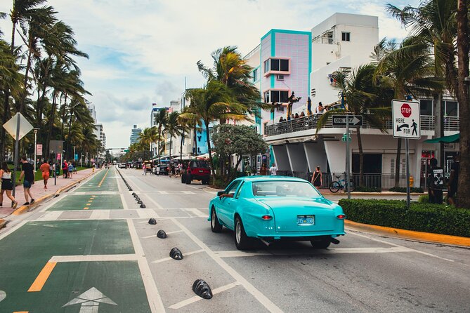 South Beach Art Deco Highlights and The Wolfsonian Museum Tour - Stop 1: 11th Street Diner and the quick intro that matters