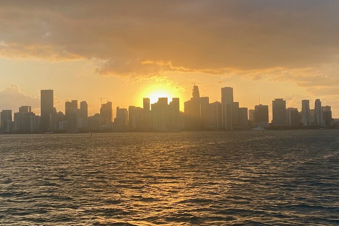 Sunset Cruise of Biscayne Bay Millionaire Homes & Cash Bar - What the route feels like during sunset (and how to time your night)