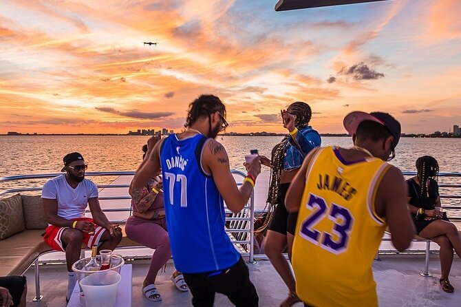 Ultimate Party in Miami : Boat Party, Party Bus & Nightclub - Boarding at Bacon Bitch and how the party-bus flow works