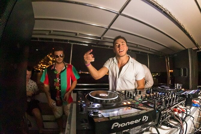 Ultimate Party in Miami : Boat Party, Party Bus & Nightclub - Views and photo moments: the double-decker advantage
