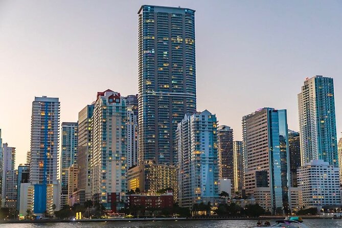 Ultimate Party in Miami : Boat Party, Party Bus & Nightclub - The DJ, the skyline, and the open-bar drinks (with one important caveat)