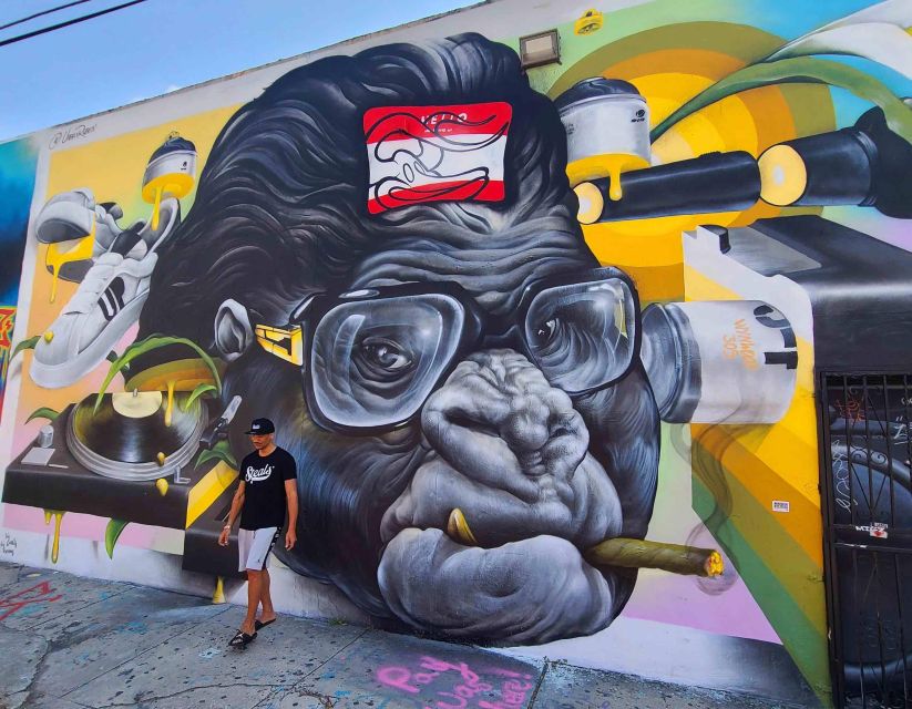 Wynwood walking tour in French (2h) - Meeting outside Dr Smood Cafe with the Miami Off Road tote